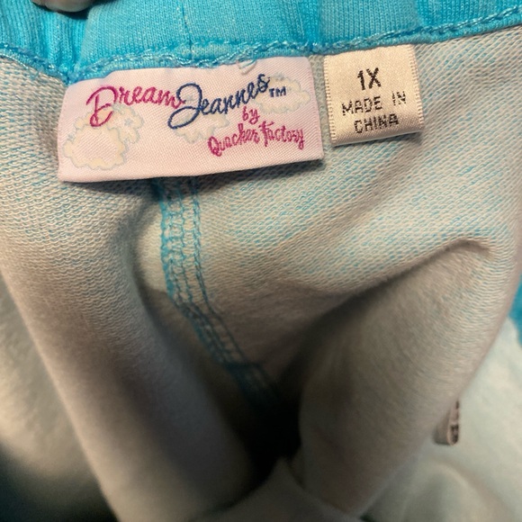 Quacker Factory Capris Rhinestone Details - Picture 6 of 6